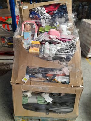 une boîte en carton avec l'image d'un bébé à l'intérieur