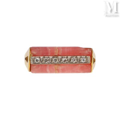 gros plan d'une bague avec des diamants sur fond blanc