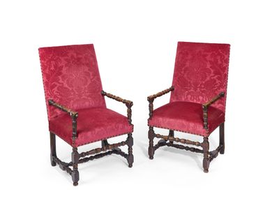 paire de fauteuils rembourrés rouges à accoudoirs sculptés