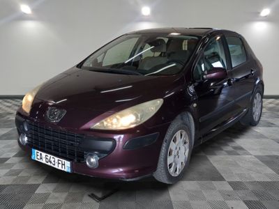 une photo d'une voiture bordeaux garée dans un garage
