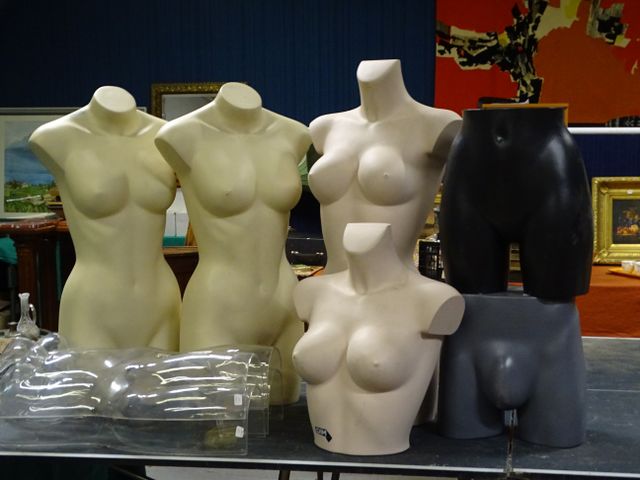 Un lot de mannequins en plastique, modernes