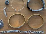 de nombreux types de bijoux disposés sur une table