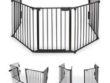 un gros plan sur une barrière de sécurité pour bébé comportant quatre vantaux différents