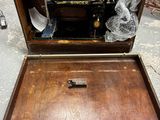 une vieille machine à coudre posée par terre
