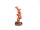 une image représentant une statue de femme sur un socle