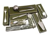 de nombreux types d'argenterie dans une boîte verte