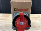 une boîte munie d'un levier rouge posée sur une table en bois