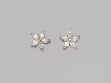 une paire de boucles d'oreilles en diamant