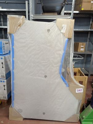un grand matelas au milieu d'un entrepôt