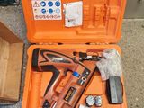 une mallette à outils orange contenant une agrafeuse et un pistolet à clous