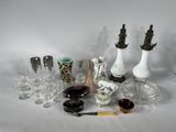 beaucoup d'objets en verre qui se trouvent sur la table