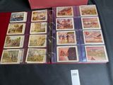 beaucoup de cartes dans une boîte rouge posée sur une table