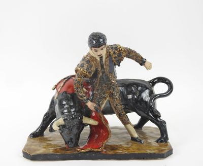 figurine représentant un homme chevauchant un taureau, avec un taureau devant lui