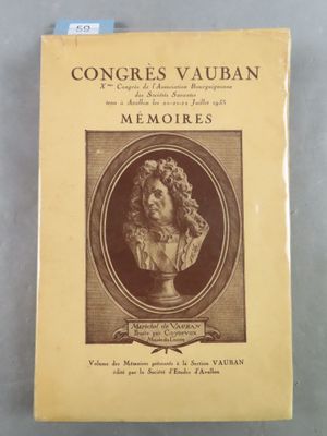 un vieux livre sur lequel figure l'image d'un homme en buste