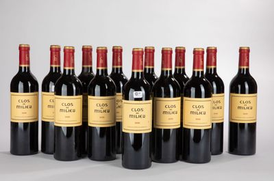 six bouteilles de vin rouge sont alignées