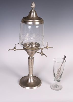 un verre avec une cuillère posé à côté d'un verre contenant une cuillère