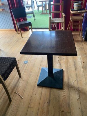 Ensemble de 12 tables bistrot deux personnes à plateau carré…