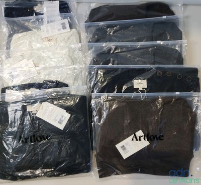 de nombreux sacs de vêtements posés sur une table