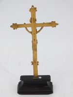 Petit crucifix en laiton doré reposant sur un tertre en bois… (photo 4)