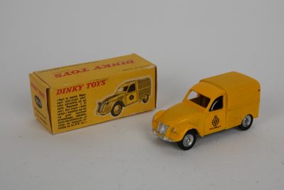 camionnette jaune en jouet devant une boîte posée sur une surface blanche