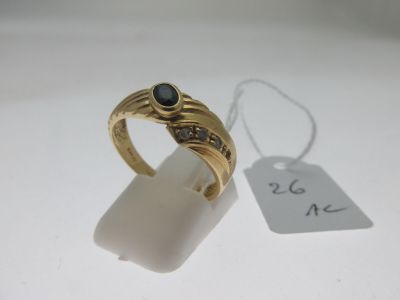 l'image d'une bague en or ornée d'une pierre noire