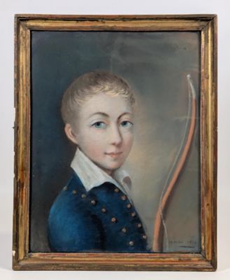 portrait d'un jeune garçon en costume bleu, avec un nœud papillon, dans un cadre doré