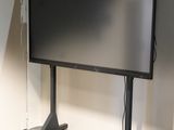 un téléviseur à écran plat sur un support dans le coin d'une pièce