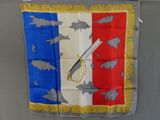 Des drapeaux sont accrochés à un mur sur lequel sont représentés un couteau et un poisson.