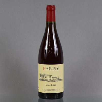 une bouteille de vin posée sur une table