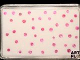 un plateau orné de petits pois roses sur fond noir