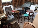 une pièce contenant beaucoup de meubles
