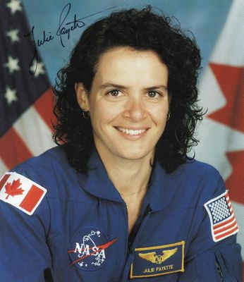 une photo d'une femme vêtue d'une combinaison spatiale bleue, prenant la pose