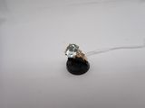 Gros plan sur une bague en or ornée d'une topaze bleue