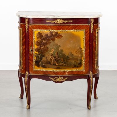 une image représentant une armoire ornée d'un tableau