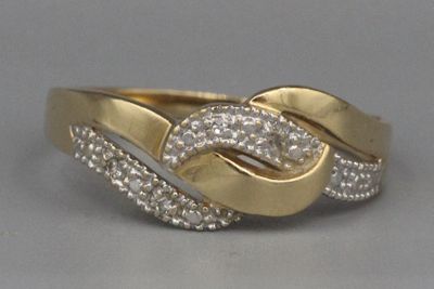 une photo d'une bague en or et diamants