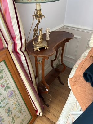 une lampe posée sur une table à côté d'un lit