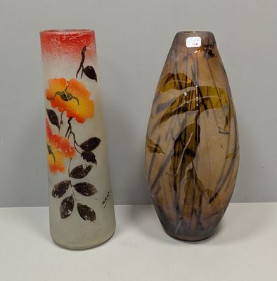 two vases that are sitting on a table