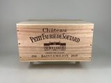 une boîte en bois sur laquelle est apposée une étiquette de vin