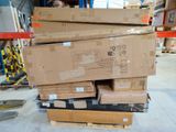 de nombreux cartons empilés les uns sur les autres dans un entrepôt