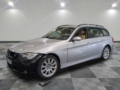 une photo d'un break BMW argenté garé dans un garage
