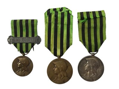 trois médailles et une médaille sur fond blanc