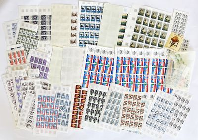 un lot de timbres posés sur une table