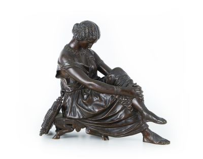 une image représentant une statue en bronze d'une femme assise sur une chaise