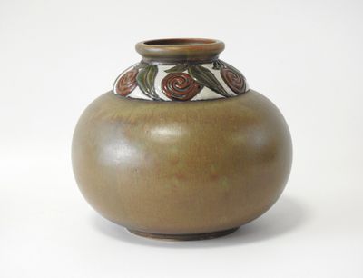 un vase marron orné d'un motif floral