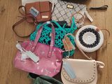 de nombreux sacs à main de toutes sortes par terre, par terre