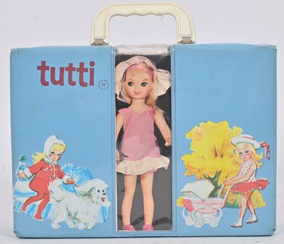 une poupée qui se trouve dans une boîte décorée d'images