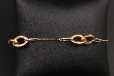un bracelet en chaîne d'or avec un fermoir en nœud sur un mannequin mannequin mannequin mannequin mannequin mannequin mannequin mann