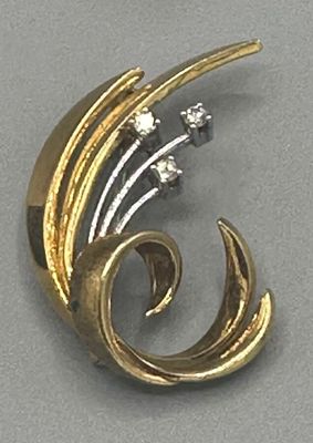 une broche en or sertie de diamants
