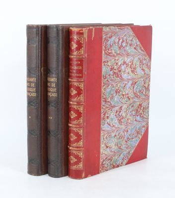 trois livres sont empilés sur une surface blanche