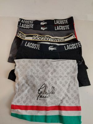 quatre boxers Lacoste pour homme, de différentes couleurs et motifs